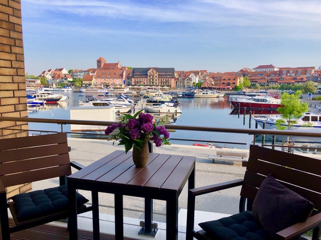 Blick vom Balkon der Ferienwohnung auf den Hafen von Waren an der Müritz