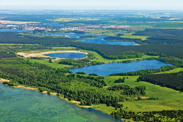 Blick auf Waren und umliegende Seen