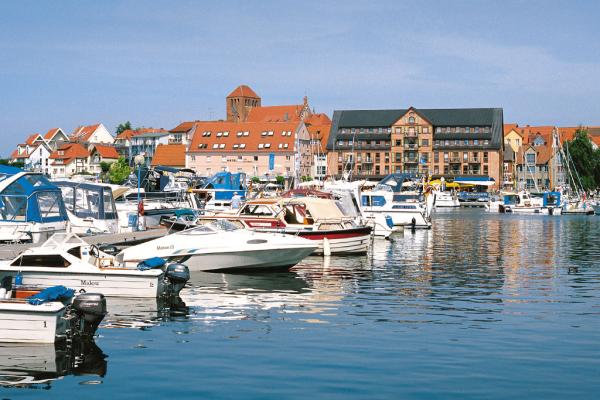 Blick vom Balkon der Müritz-Brise auf den Yachthafen und Altstadt von Waren