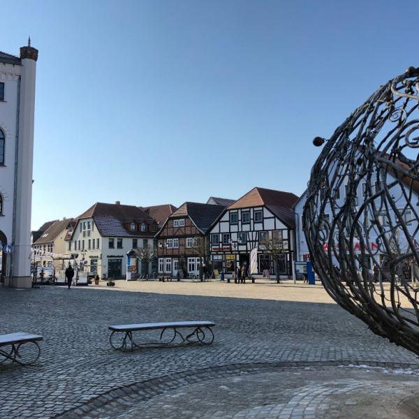 Neuer Markt mit Rathaus von Waren